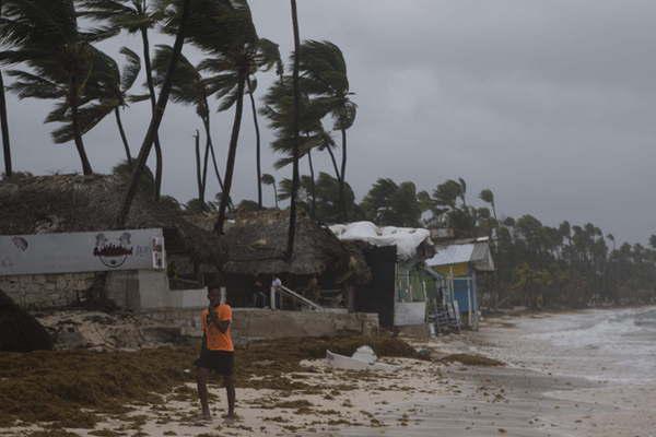 Rep Dominicana estaacute en alerta maacutexima ante el inminente paso del huracaacuten