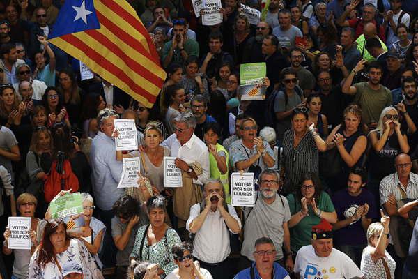 Una multitud marchoacute en Cataluntildea al grito de votaremos 