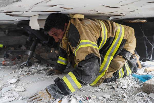 Rescatistas trabajan desde hace horas para sacar de los escombros a nintildea viva 