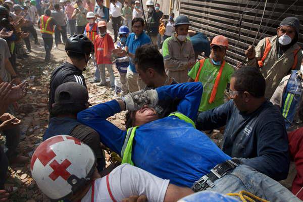 El sismo provocoacute al menos 248 muertos y siguen sin descanso las tareas en busca de supervivientes