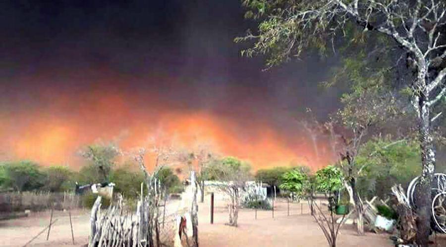 La impactante foto del momento en que se incendian tres viviendas