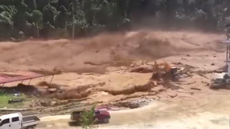 Video- ola gigante arrasa con una aldea