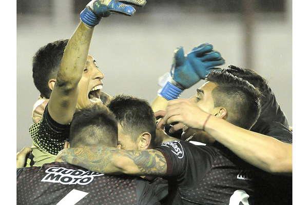 Lanuacutes dio vuelta la serie en los penales y se metioacute en la historia 