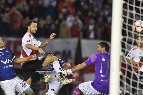 River avanzoacute a las semifinales con un Scocco implacable