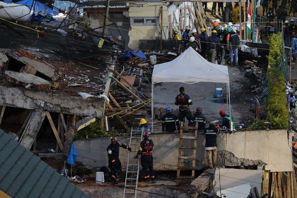 Varios santiaguentildeos ayudan a los afectados por el terremoto en Meacutexico