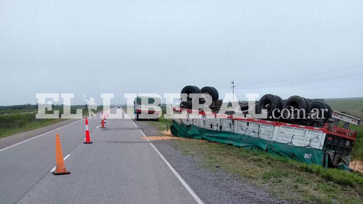 Camionero no pudo esquivar un bache y terminoacute volcando