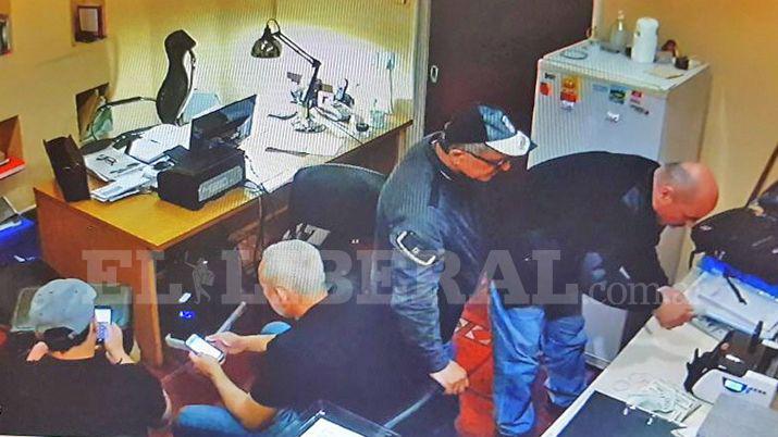 LA GRAN ESTAFA Las imgenes muestran el cuento del tío en plena gestación Abajo el do identificado por el sirio 