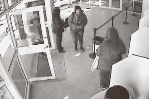 Detienen a una mujer por estafas y le secuestran plantines de marihuana