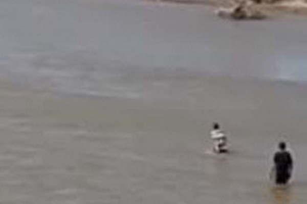 Desesperante rescate de un pescador en el riacuteo Dulce