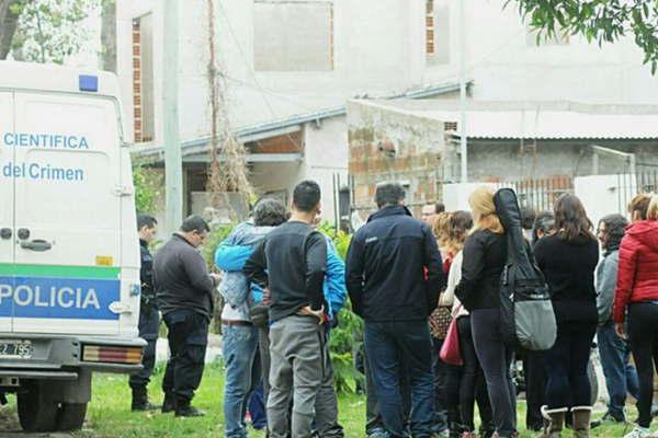 Hallaron muerto a un anciano y su esposa quiso simular un suicidio