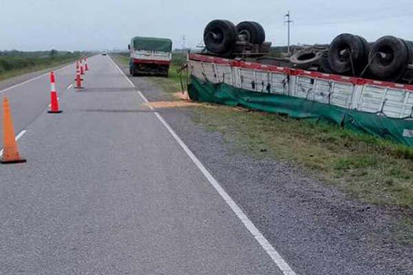 Camionero perdioacute toneladas de maiacutez al desprenderse y volcar su acoplado