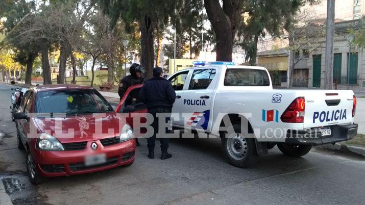 Policiacutea se durmioacute en su auto con una importante suma de dinero en el asiento