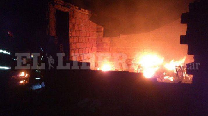 Incendio en una vivienda consumioacute una moto y varios bienes