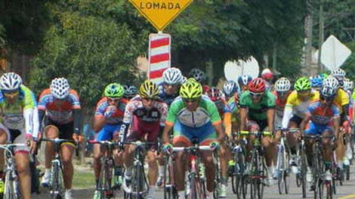 En plena competencia ciclistas cayeron tras el roce de un camioacuten