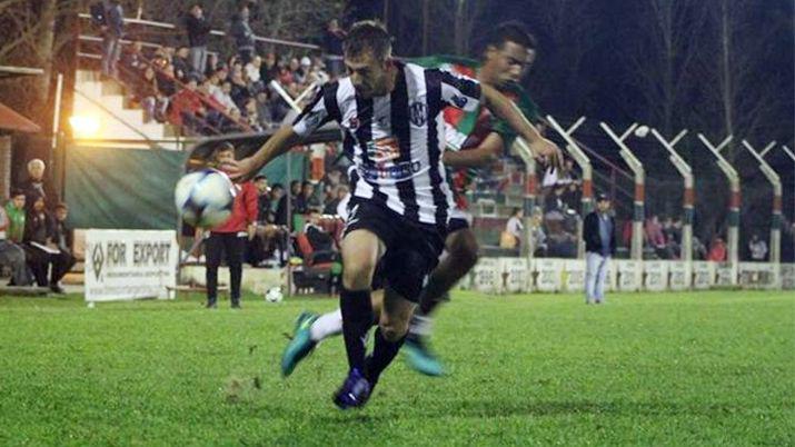 Central Coacuterdoba le ganoacute con categoriacutea a Sportivo Las Parejas