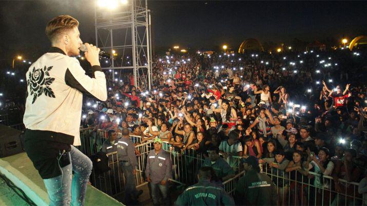 Maacutes de 10 mil personas coparon la Plaza Antildeoranzas