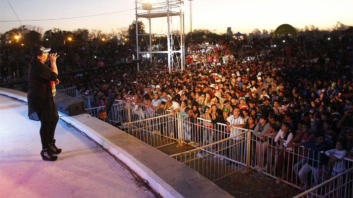 Maacutes de 10 mil personas coparon la Plaza Antildeoranzas