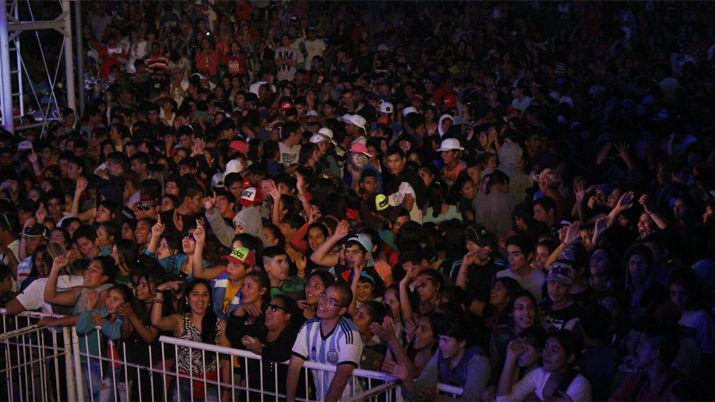 Maacutes de 10 mil personas coparon la Plaza Antildeoranzas