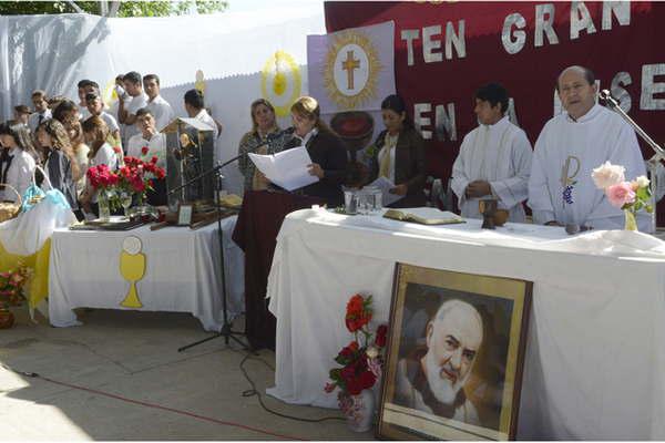 El colegio San Piacuteo de Pietrelcina celebroacute  sus fiestas patronales