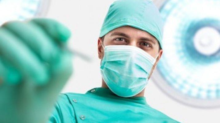 Un cirujano se negoacute a operar a un menor para cobrar maacutes