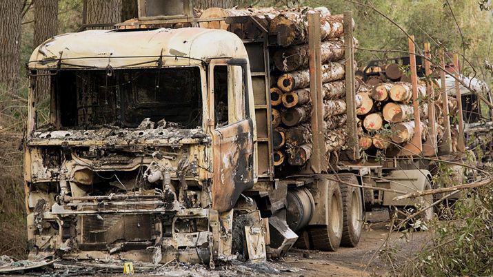 Prisioacuten para mapuches acusados de haber incendiado camiones