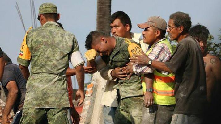 Un soldado rompioacute en llanto al no poder rescatar a una madre y su hija