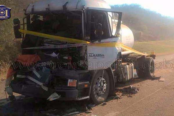 Bomberos asistieron a camionero que protagonizoacute un fuerte choque