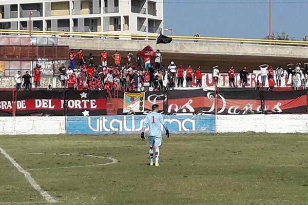 Un hincha intentoacute agredir al aacuterbitro 