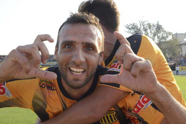 Debut sontildeado para Mitre que empezoacute su camino con una victoria en su casa 