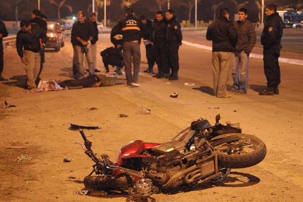 Policiacutea del Servicio Penitenciario chocoacute contra dos motos sobre Ruta 9 un hombre estaacute en grave estado
