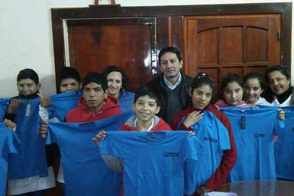 Incentivan a alumnos primarios de Campo Gallo a seguir estudiando