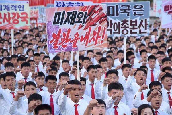 Masiva marcha en Corea del Norte en apoyo a su presidente y contra Trump