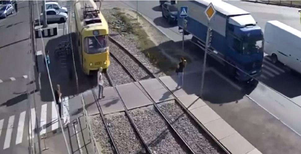 Cruzoacute las viacuteas viendo su celular y fue atropellada por un tranviacutea
