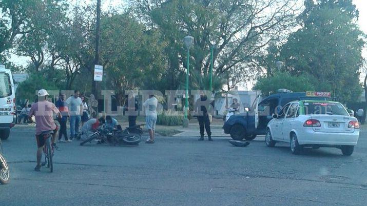 Un motociclista lesionado tras chocar con una camioneta
