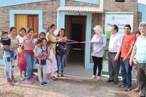 El Gobierno entregoacute viviendas sociales en el departamento Banda