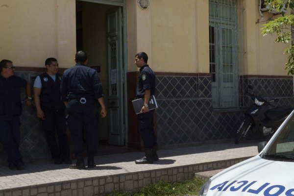 Golpeoacute y amenazoacute a su concubina con un cuchillo en pleno centro