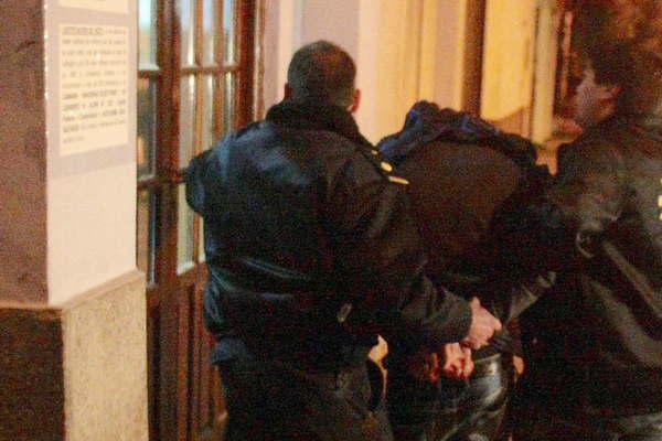 Una joven fue manoseada por el compantildeero de asiento en un viaje