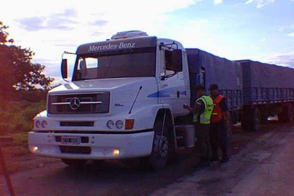 A punta de pistola asaltan a camionero en Malbraacuten y lo abandonan en Ceres