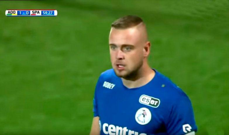 Arquero salva un gol cuatro veces en la misma jugada