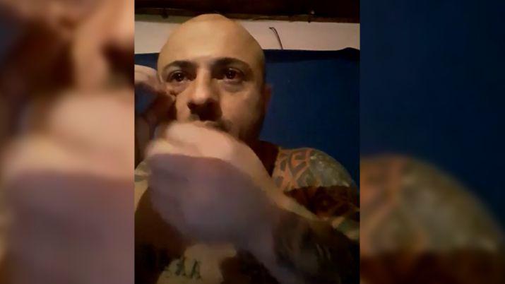 Un proacutefugo se cosioacute los ojos y la boca y lo transmitioacute por Facebook Live