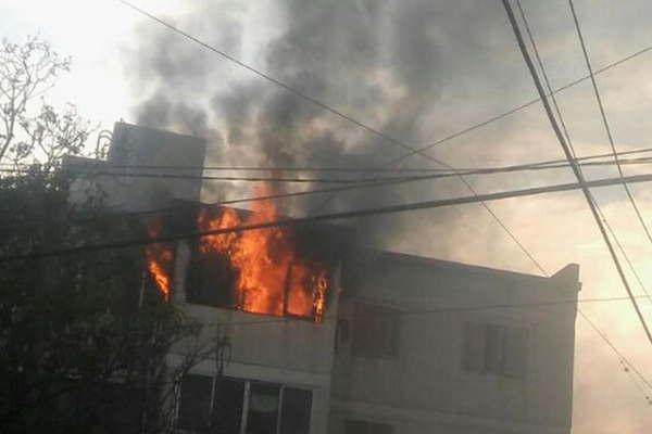 Un hombre fue hallado muerto en un edificio que se incendioacute