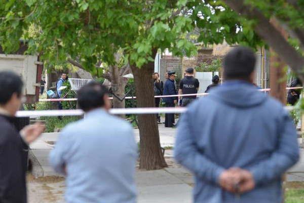 Hallaron asesinado a un matrimonio y a su hija en estado de shock