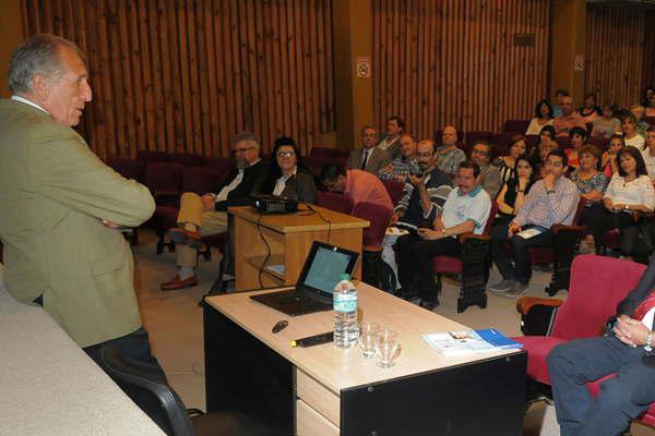 El doctor Julio Bai disertoacute sobre los avances en el tratamiento de la enfermedad de celiaquiacutea