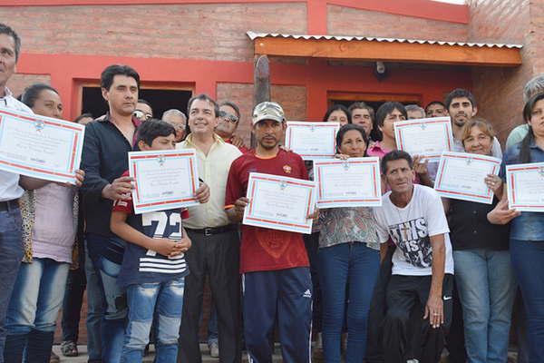 El Gobierno provincial inauguroacute viviendas sociales en Villa Mailiacuten