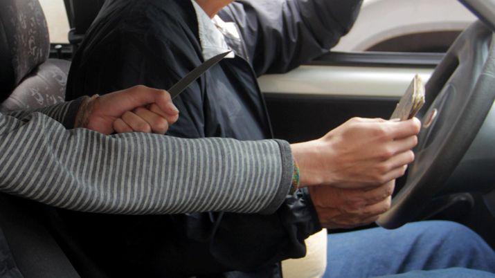 Asaltan a remisero a plena luz del diacutea