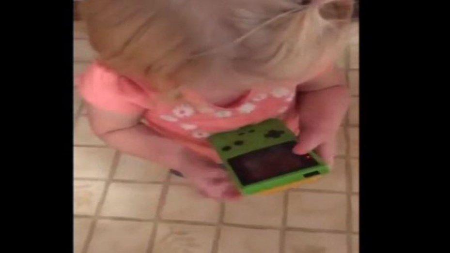 La reaccioacuten de una nintildea al ver un Game Boy es furor en Internet
