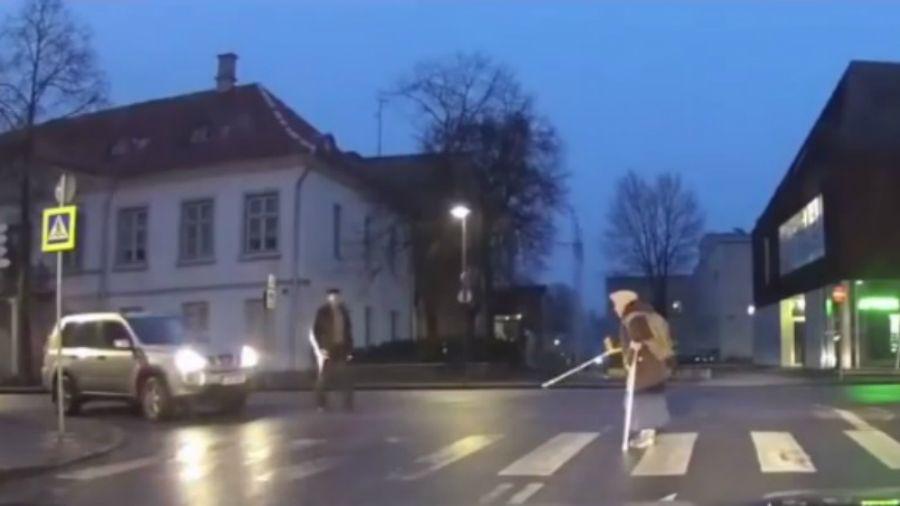 La peor forma de ayudar a una anciana a cruzar la calle