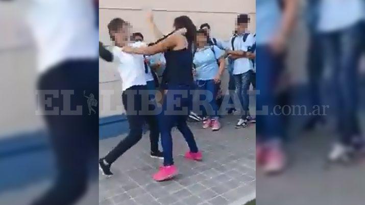 VIDEO Dos menores santiaguentildeas se enfrentaron a pintildeas