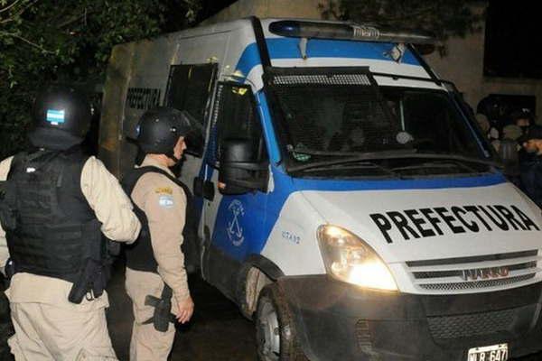 Un barco avioacuten y maacutes de 100 autos secuestran al Pata Medina