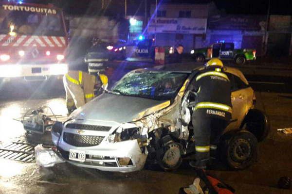 Robaron un auto huyeron y chocaron- un delincuente murioacute y el otro resultoacute herido